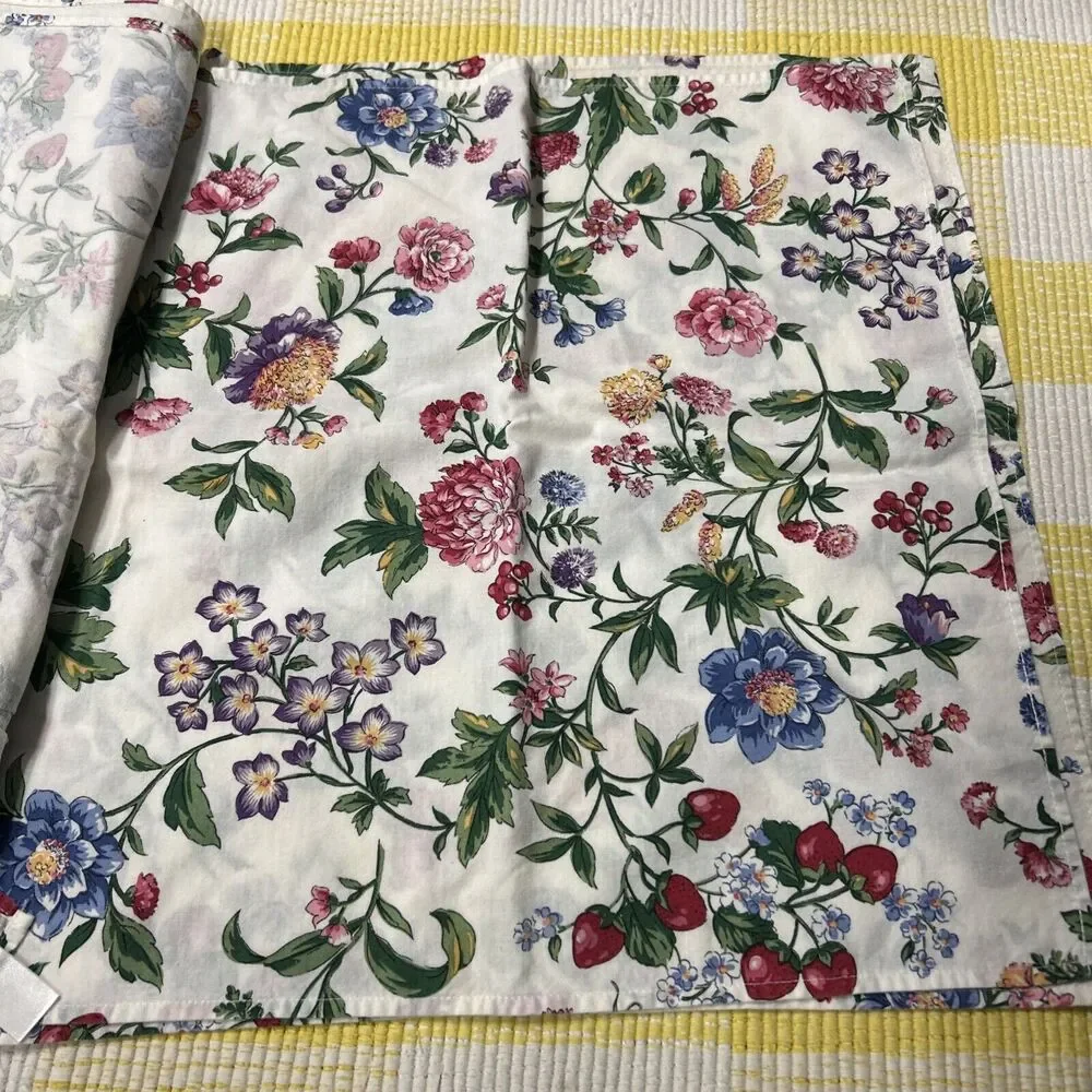 Vintage 1980s 1990s WILTON COURT floral print / strawberry Cotton Table Napkin